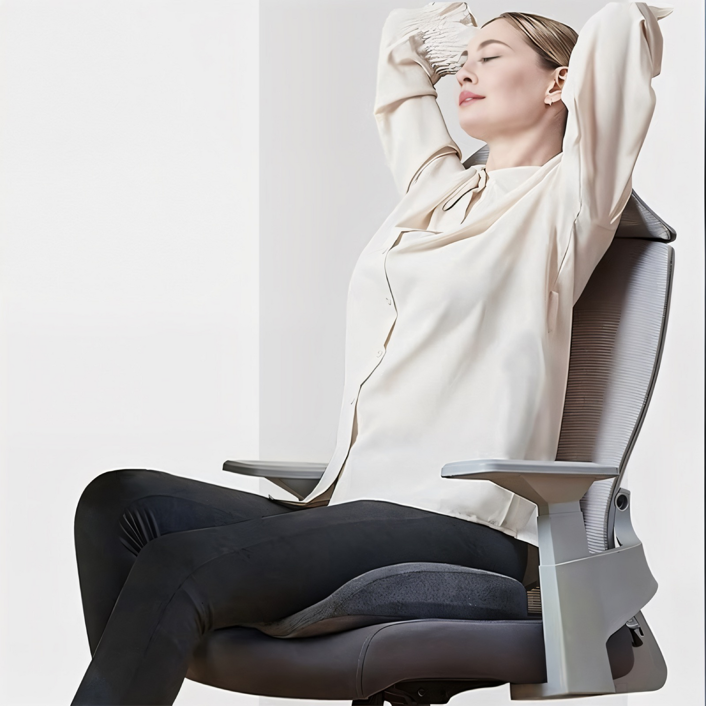 Orthopädisches Sitzkissen aus Memory Foam – Ergonomisches Steißbeinkissen gegen Rücken-, Ischias- & Steißbeinschmerzen – Atmungsaktiv, rutschfest & Dr