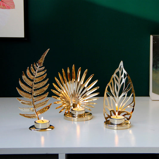 Eleganter Kerzenhalter aus goldenem Metall - dekoratives Tisch-Accessoire