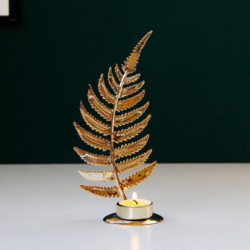 Eleganter Kerzenhalter aus goldenem Metall - dekoratives Tisch-Accessoire