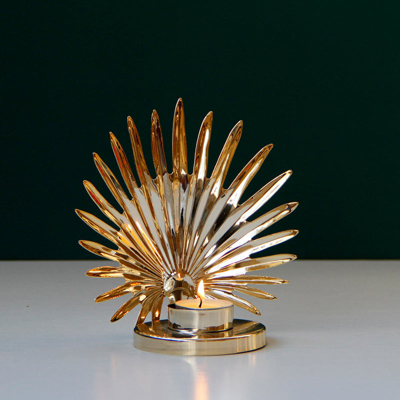 Eleganter Kerzenhalter aus goldenem Metall - dekoratives Tisch-Accessoire